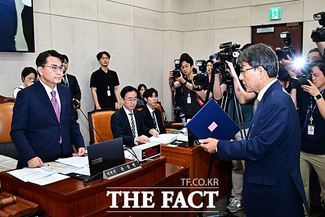 윤상현 위원장(왼쪽)에게 선서문 제출하는 노태악 전 중앙선관위원장.