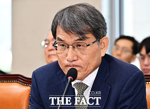 질의 듣는 노태악 전 중앙선관위원장.