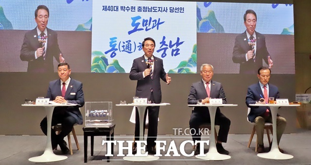 박수현 충남도지사 당선인이 23일 공주시 고마센터에서 공주·부여·청양 도민과 통하는 충남 타운홀미팅을 통해 인사말을 하고 있다. 왼쪽부터 최원철 공주시장 당선인, 박수현 당선인, 이용우 부여군수 당선인, 김홍열 청양군수 당선인. /김형중 기자