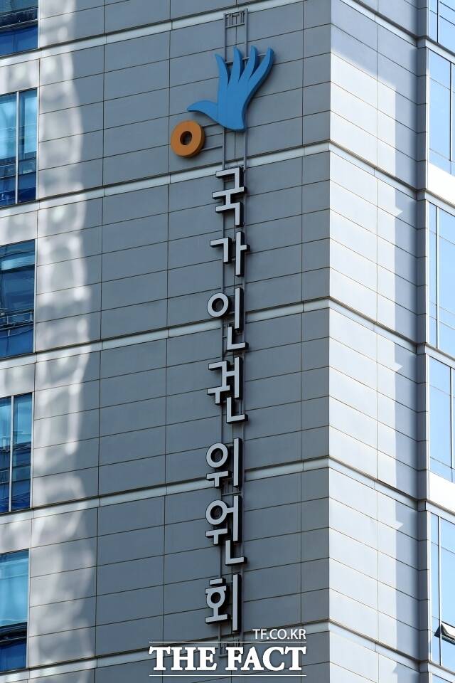 국가인권위원회(인권위) 서기관과 인권사무소장이 23일 보직 반납 의사를 밝혔다. 안창호 인권위원장의 사퇴를 요구하는 인권위 간부의 보직 반납 선언은 6명으로 늘었다. /남용희 기자