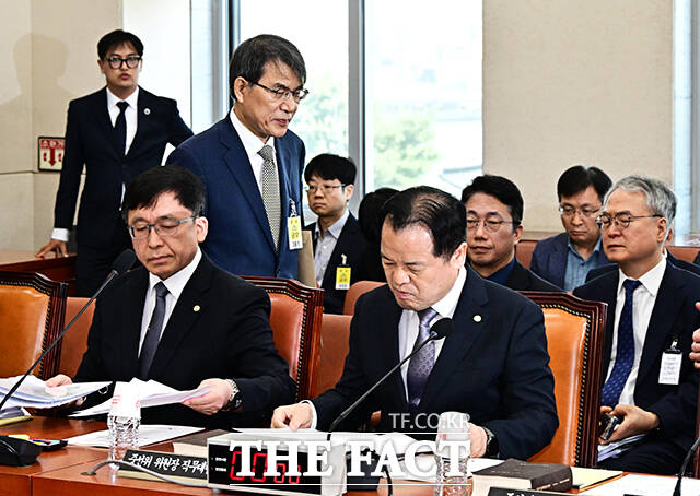 제9회 전국동시지방선거 투표용지 부족 사태 등 국민 참정권 침해 진상규명 및 선거관리 개혁을 위한 국정조사 특별위원회 전체회의에 출석하는 노태악 전 중앙선관위원장.