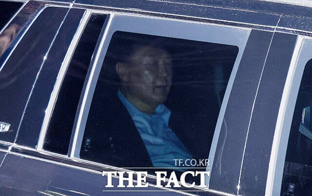 내란 우두머리 혐의로 체포된 윤석열 대통령이 지난 15일 오후 고위공직자범죄수사처(공수처)의 수사를 마친 후 경기도 의왕시 서울구치소에 들어서고 있다. /장윤석 기자