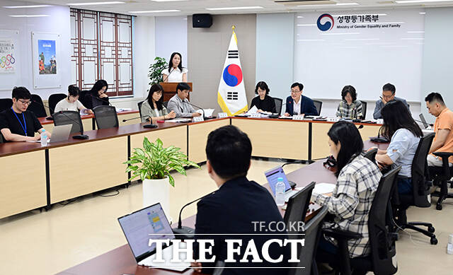 김성철 성평등가족부 안전인권정책관(오른쪽)이 23일 오전 서울 종로구 정부서울청사에서 2025년 성폭력안전실태조사 주요 결과 백브리핑을 하고 있다. /임영무 기자