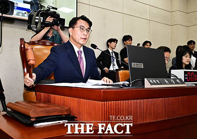 안건 상정하는 윤상현 국조특위 위원장.