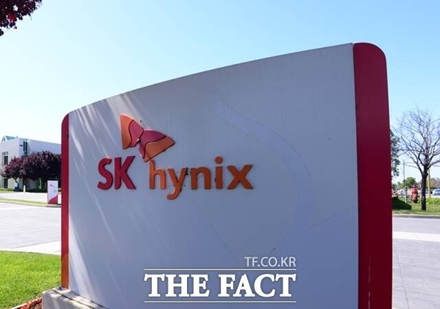 SK하이닉스가 삼성전자 보통주를 밀어내고 코스피 시가총액 1위 종목으로 올라섰다. /더팩트 DB