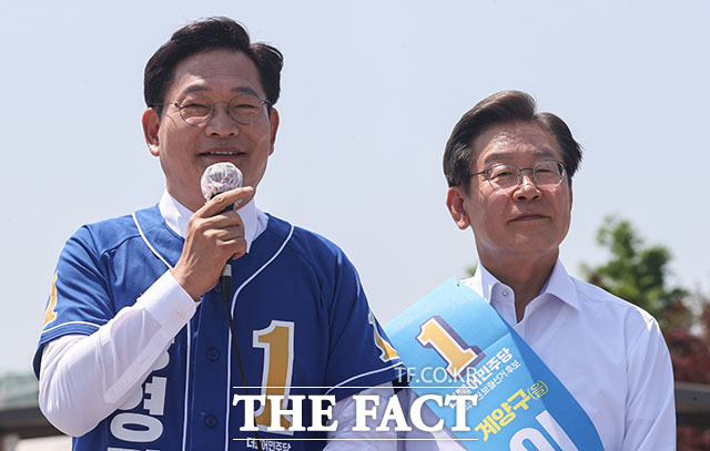 송영길 더불어민주당 의원은 20대 대선에서 낙선하며 정치적 위기에 놓였던 이재명 대통령에게 자신의 국회의원 지역구(인천 계양을)를 물려줘 재기를 돕는 등 인연이 남다르다. 사진은 지난 2022년 5월 27일, 송영길 당시 민주당 서울시장 후보(왼쪽)와 인천 계양을 국회의원 후보였던 이 대통령이 김포시 고촌읍 아라 김포여객터미널 아라마린센터 앞 수변광장에서 김포공항 이전 수도권 서부 대개발 정책협약 기자회견을 하고 있는 모습. /국회사진취재단