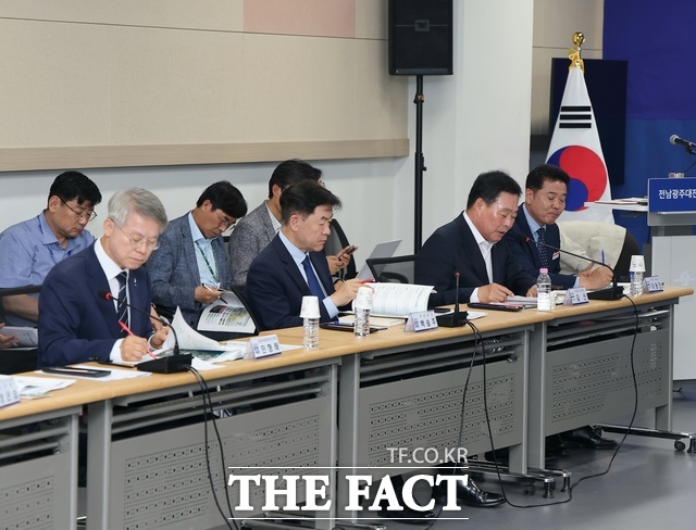 23일 나주 빛가람 복합문화체육센터에서 열린 전남광주통합특별시 업무공유회에서 김산 무안군수가 발언하고 있다. /무안군