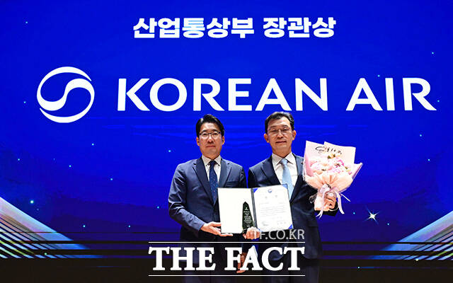 2026 더팩트 ESG 경영대상 시상식이 23일 오후 서울 여의도 한국거래소 컨퍼런스홀에서 열린 가운데 이용필 산업통상부 대변인이 심종현 대한항공 상무에게 산업통상부 장관상을 수여한 뒤 기념촬영을 하고 있다. /임영무 기자