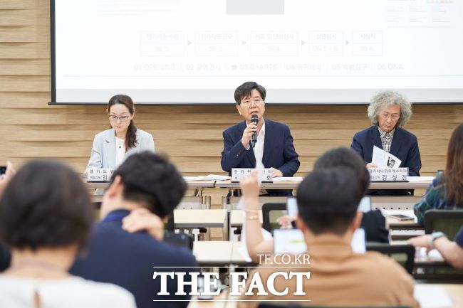 김상회 경기아트센터 사장이 지난 22일 'G-ARTS FESTIVAL' 언론 브리핑에서 행사 소개를 하고 있다. /경기아트센터