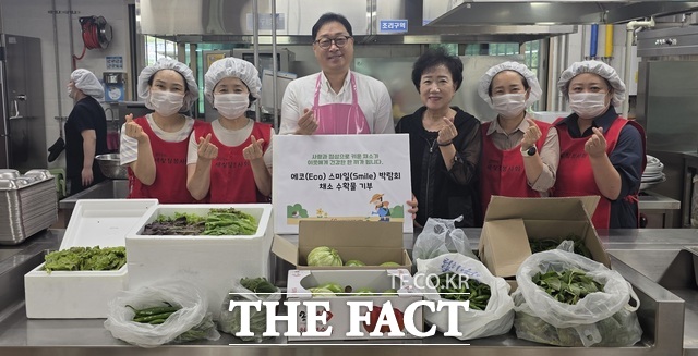 군위군자원봉사센터는 주민과 봉사자들이 직접 재배한 채소를 수확해 군위노인복지관 행복식당과 해피케어 주간보호센터에 전달했다. /군위군