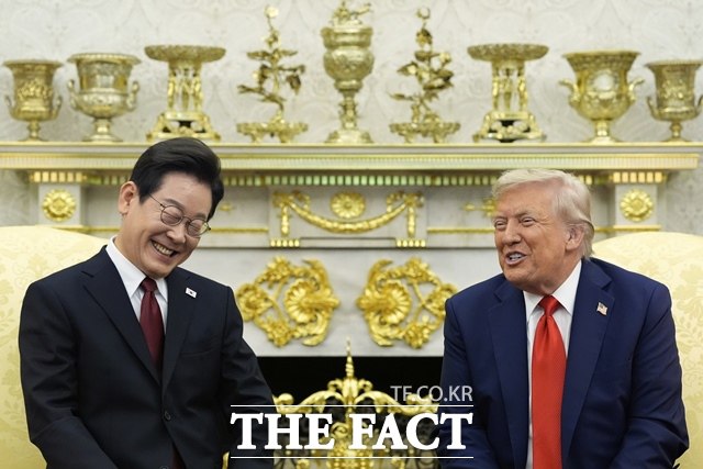 3500억달러의 대(對) 미국 투자의 핵심역할을 할 한미전략투자사업관리위원회가 23일 본격 출범했다.사진은 이재명 대통령과 도널드 트럼프 미국 대통령이 지난 8월 25일(현지시간) 오후 백악관에서 정상회담을 진행하며 웃음을 짓고 있는 모습. /워싱턴=AP·뉴시스
