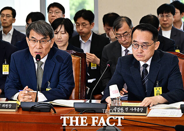 질의에 답변하는 노태악 전 중앙선관위원장(왼쪽).