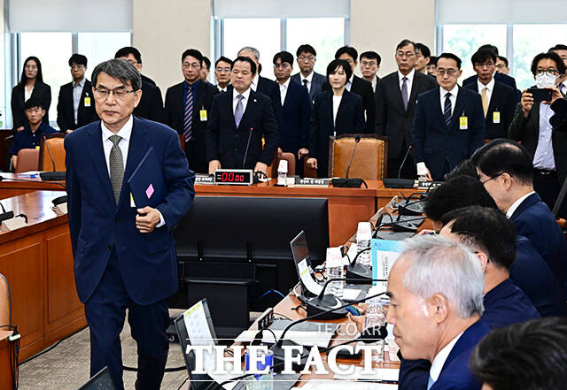 노태악 전 중앙선관위원장(왼쪽)이 23일 오전 서울 여의도 국회에서 열린 제9회 전국동시지방선거 투표용지 부족 사태 등 국민 참정권 침해 진상규명 및 선거관리 개혁을 위한 국정조사 특별위원회 전체회의에 출석해 증인선서를 마친 뒤 선서문을 제출하기 위해 이동하고 있다. /국회=배정한 기자