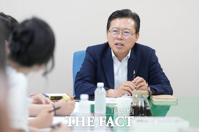 장기수 천안시장 당선인이 22일 천안대전환준비위원회 당선인실에서 열린 주민 간담회에서 아산 LNG 발전소 증설과 과밀학급 등 민생 현안 해결 방안을 설명하고 있다. /장기수 당선인 인수위