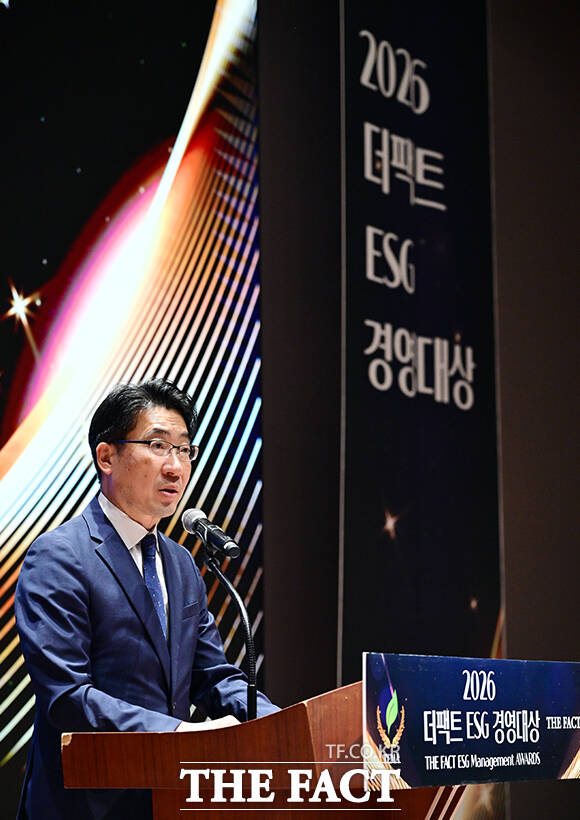 2026 더팩트 ESG 경영대상 시상식이 23일 오후 서울 여의도 한국거래소 컨퍼런스홀에서 열린 가운데 이용필 산업통상부 대변인이 축사를 하고 있다. /임영무 기자