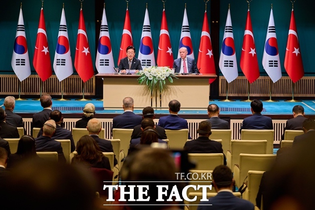사진은 지난해 11월 이재명 튀르키예 앙카라 대통령궁에서 레젭 타입 에르도안 대통령과 정상회담을 가진 뒤 공동언론발표를 하고 있는 모습. 산업통상부는 한·튀르키예 제6차 FTA 공동위원회를 23~24일 이틀간 튀르키예 앙카라에서 연다. /대통령실