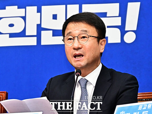 더불어민주당이 후반기 원구성 협상과 관련해 법사위원장 사수 방침을 재확인하며 국민의힘을 향해 조속한 협상 타결을 촉구했다. 사진은 한병도 민주당 원내대표가 지난 22일 오전 서울 여의도 국회에서 열린 최고위원회의에 참석해 모두발언을 하고 있는 모습. /국회=배정한 기자