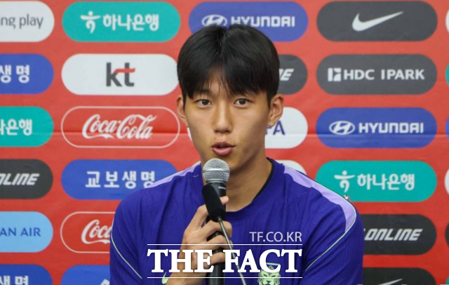 한국 축구 국가대표팀의 유럽파 수비수 이한범(미트윌란)이 2026 국제축구연맹(FIFA) 북중미 월드컵 32강 진출이 결정될 남아프리카공화국과의 경기에서 철벽 수비를 다짐했다. 사진은 이한범이 23일(한국시간) 멕시코 누에보레온주 산니콜라스의 에스타디오 우니베르시타리오 훈련장에서 열린 기자회견하고 있는 모습./뉴시스