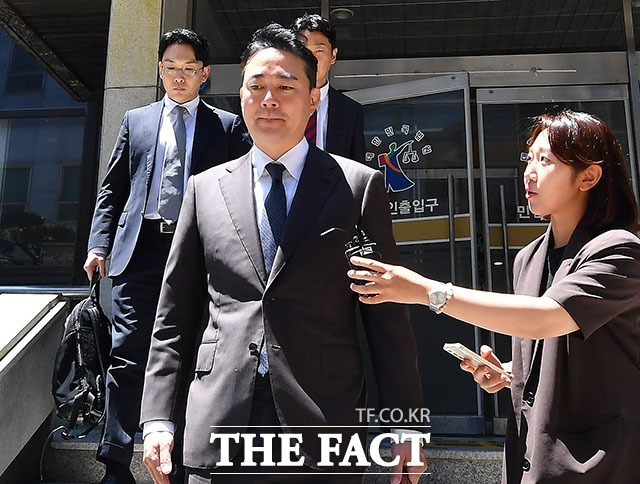 홍정도 중앙홀딩스 부회장이 23일 오후 서울 서초구 서울회생법원에서 열린 중앙홀딩스 회생 대표자 심문을 마치고 법원을 나서고 있다. /서예원 기자