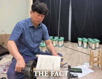  누에고치 한 올이 가야금 선율로…우륵박물관서 전통 가야금줄 제작 공개
