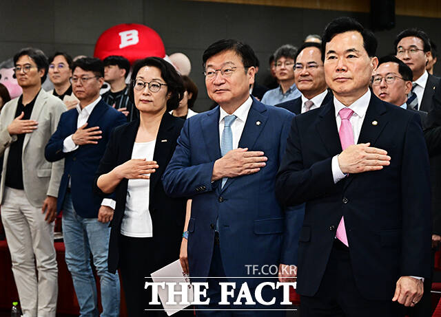 정점식 국민의힘 원내대표가 24일 오후 서울 여의도 국회에서 열린 김승수 의원 주최 '캐릭터산업 진흥법 제정 공청회'에 참석해 축사를 하고 있다. /국회=배정한 기자