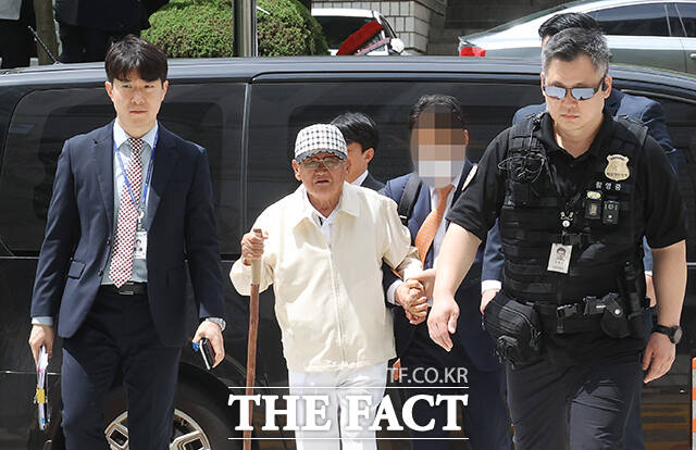 교인들을 국민의힘 당원으로 강제 가입시켰다는 혐의를 받는 이만희 신천지예수교증거장막성전(신천지) 총회장이 24일 서울 서초구 서울중앙지방법원에서 열린 구속 전 피의자 심문(영장실질심사)에 출석하고 있다. /남윤호 기자