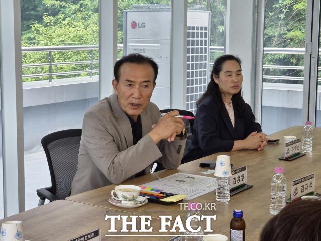 김홍열 청양군수 당선인이 24일 준비위원회 사무실에서 회의를 주재하고 있다. /김홍열 준비위