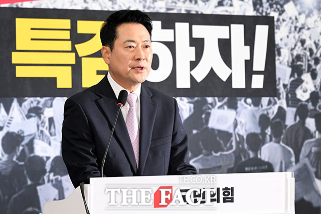 장동혁 국민의힘 대표가 24일 오후 서울 여의도 국회의사당에서 현안 관련 기자회견을 열고 입장을 밝히고 있다. /국회=서예원 기자