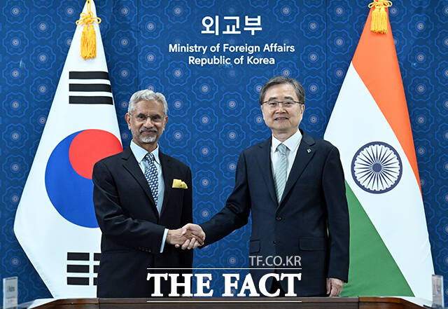 조현 외교부 장관(오른쪽)이 24일 오전 서울 종로구 외교부 청사에서 열린 한-인도 외교장관회담에 참석해 수브라마냠 자이샨카르 인도 외교장관에게 자리를 안내하고 있다. /임영무 기자