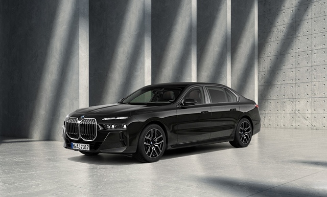 BMW코리아가 외관 주요 요소에 블랙 하이글로스를 적용한 7시리즈 신규 블랙 트림을 출시했다. /BMW