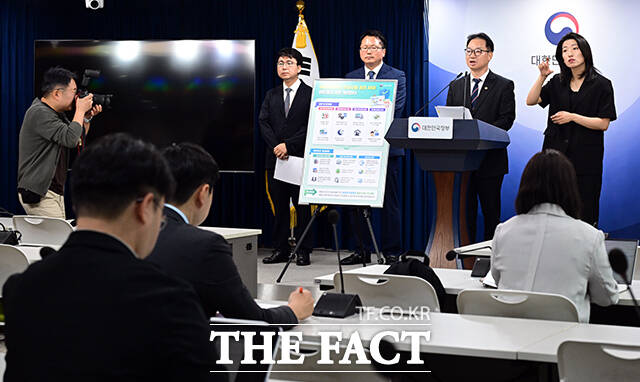 김영수 국무조정실 국무1차장이 24일 오전 서울 종로구 정부서울청사에서 결식 아동 급식카드 운영실태 조사결과를 브리핑하고 있다. /임영무 기자