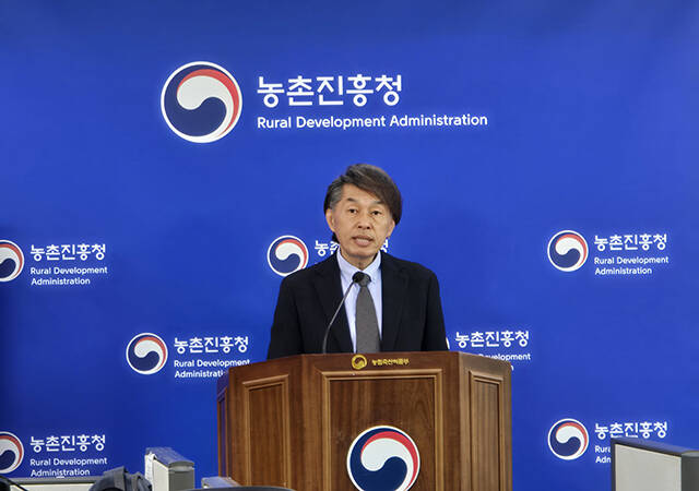조용민 농진청 국립축산과학원장이 24일 정부세종청사에서 열린 브리핑에서 자가 TMR에 대해 설명하고 있다./농촌진흥청