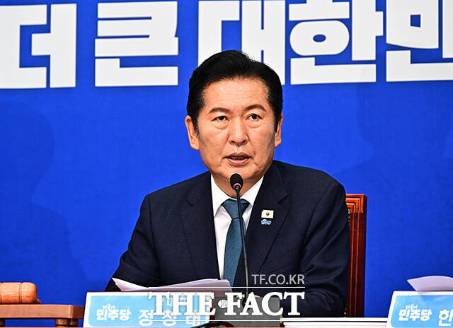 정청래 더불어민주당 대표가 24일 오전 서울 여의도 국회에서 열린 최고위원회의에 참석해 당대표 사퇴 선언을 한 뒤 회의실을 나서고 있다. /국회=배정한 기자