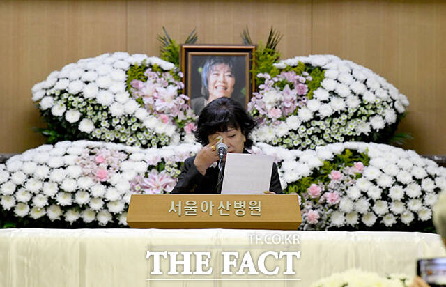 가수 장미화가 추도사를 하던 중 눈물을 훔치고 있다.