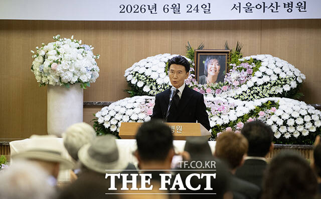 추도사 하는 가수 강진.