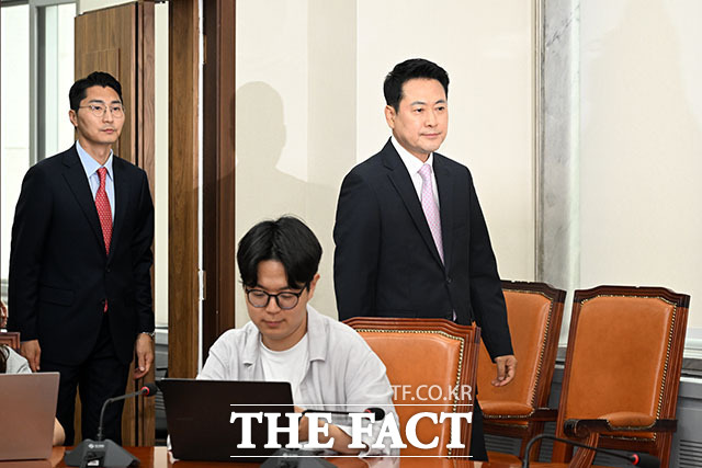 장동혁 국민의힘 대표가 24일 오후 서울 여의도 국회의사당에서 현안 관련 기자회견을 열고 입장을 밝히고 있다. /국회=서예원 기자
