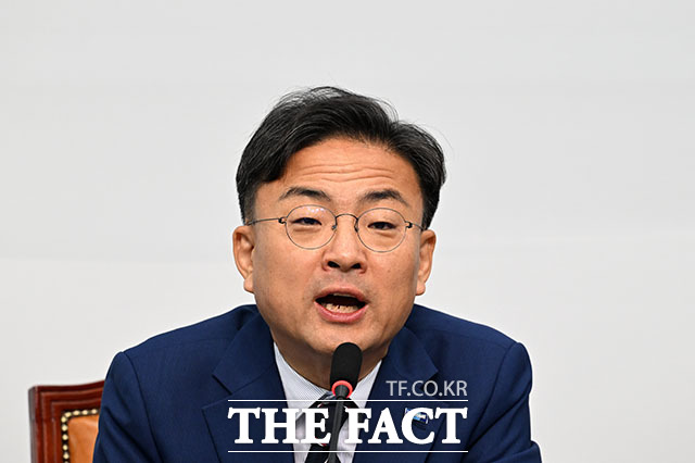 신장식 당대표 권한대행(가운데)이 24일 오전 서울 여의도 국회의사당에서 열린 조국혁신당 끝까지간다 특별위원회 제23차 회의에 참석해 모두 발언을 하고 있다. /국회=서예원 기자