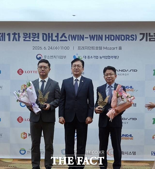 한국남동발전이 24일 중소벤처기업부 주관 ‘2026년 상반기 윈윈아너스’ 동반성장 우수사례로 선정돼 기념패를 수상하고 있다. /한국남동발전