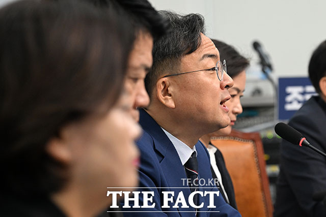 신장식 당대표 권한대행(가운데)이 24일 오전 서울 여의도 국회의사당에서 열린 조국혁신당 끝까지간다 특별위원회 제23차 회의에 참석해 모두 발언을 하고 있다. /국회=서예원 기자