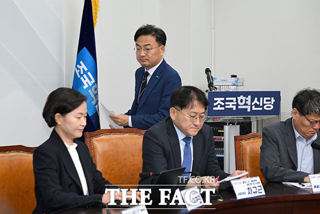신장식 당대표 권한대행(가운데)이 24일 오전 서울 여의도 국회의사당에서 열린 조국혁신당 끝까지간다 특별위원회 제23차 회의에 참석해 모두 발언을 하고 있다. /국회=서예원 기자