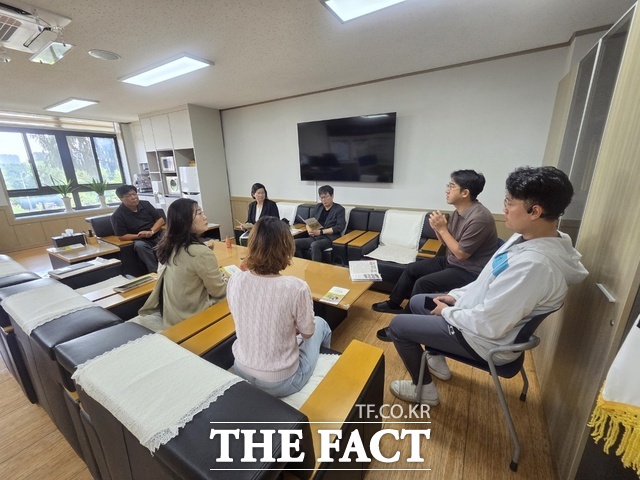 충남교육 미래동행 준비위원회 학교안전·학교폭력예방교육 분과 위원들이 22일 충남형 위스쿨인 여해학교와 천안시청소년상담복지센터를 찾아 학교폭력 예방과 관계 회복 중심 지원체계 구축 방안에 대한 현장 의견을 청취하고 있다. /충남교육 미래동행 준비위원회