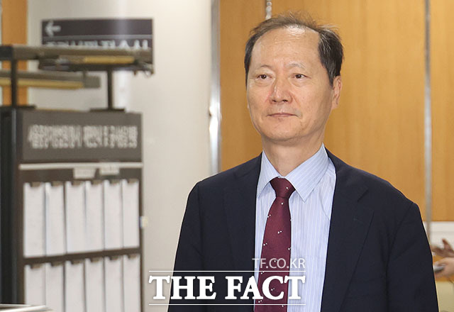 12.3 비상계엄 해제 직후 안가 회동과 관련해 국회에서 위증한 혐의를 받는 이완규 전 법제처장이 지난 22일 오후 서울 서초구 서울중앙지방법원에서 열린 1심 선고 공판에 출석하고 있다. /서예원 기자(현장풀)