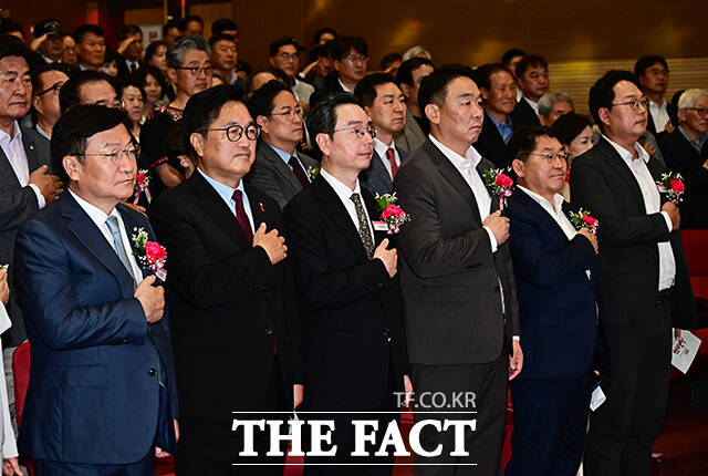 국민의례하는 정점식 국민의힘 원내대표와 우원식 전 국회의장, 박준성 LG 부사장, 정희용 국민의힘 의원, 박희승 더불어민주당 의원, 천하람 개혁신당 의원(왼쪽부터).