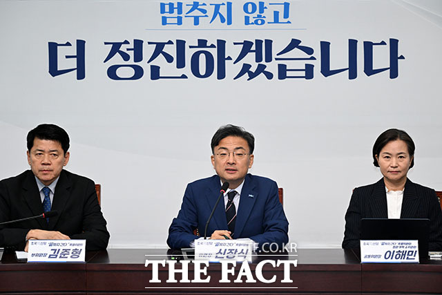 신장식 당대표 권한대행(가운데)이 24일 오전 서울 여의도 국회의사당에서 열린 조국혁신당 끝까지간다 특별위원회 제23차 회의에 참석해 모두 발언을 하고 있다. /국회=서예원 기자