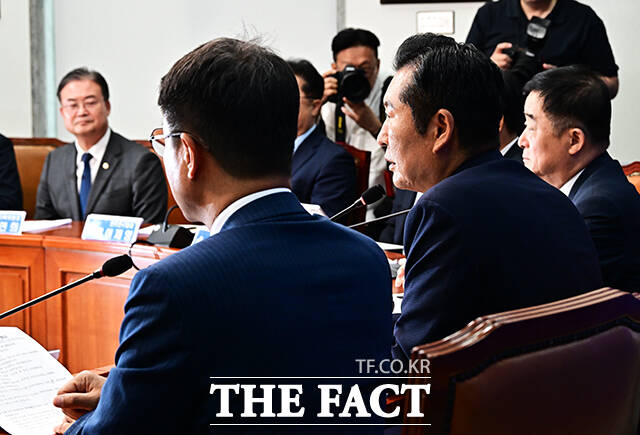 정청래 더불어민주당 대표가 24일 오전 서울 여의도 국회에서 열린 최고위원회의에 참석해 당대표 사퇴 선언을 한 뒤 회의실을 나서고 있다. /국회=배정한 기자