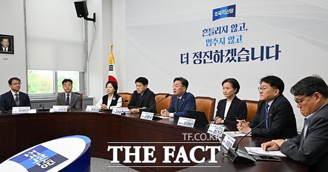 신장식 당대표 권한대행(가운데)이 24일 오전 서울 여의도 국회의사당에서 열린 조국혁신당 끝까지간다 특별위원회 제23차 회의에 참석해 모두 발언을 하고 있다. /국회=서예원 기자