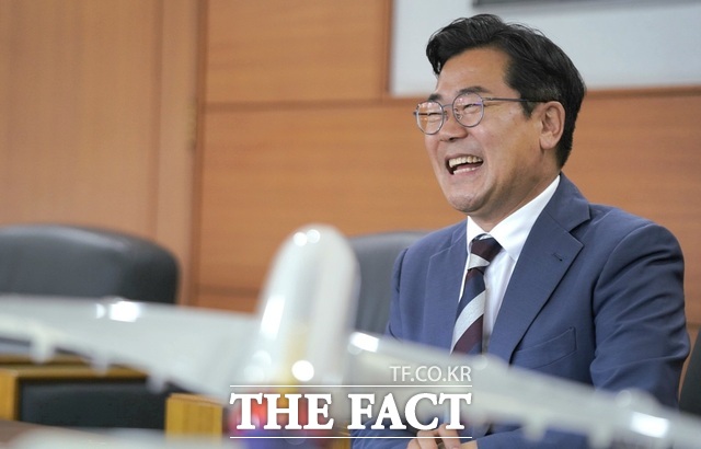 박찬대 인천시장 당선인이 지난 18일 인하대 이사장실에서 6·3 지방선거 동문 당선인 축하연에 앞서 진행된 인터뷰에서 인천시 발전 방안 등을 밝히고 있다. /김형수 선임기자