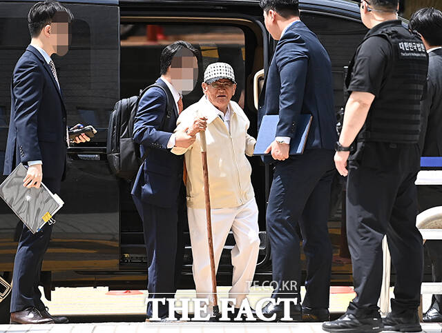 교인들을 국민의힘 당원으로 강제 가입시켰다는 혐의를 받는 이만희 신천지예수교증거장막성전(신천지) 총회장이 24일 서울 서초구 서울중앙지방법원에서 열린 구속 전 피의자 심문(영장실질심사)에 출석하고 있다. /남윤호 기자