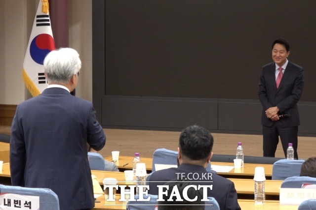 오세훈 서울시장이 24일 오전 서울 여의도 국회 의원회관 소회의실에서 열린 대한민국 미래혁신포럼 제9차 세미나에서 참석자들과 질의응답을 하고 있다. /국회=김민지 기자