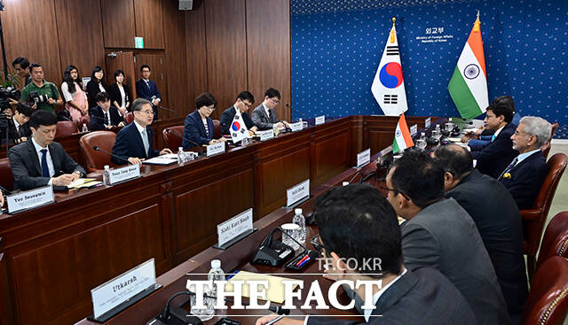 조현 외교부 장관(오른쪽)이 24일 오전 서울 종로구 외교부 청사에서 열린 한-인도 외교장관회담에 참석해 수브라마냠 자이샨카르 인도 외교장관에게 자리를 안내하고 있다. /임영무 기자